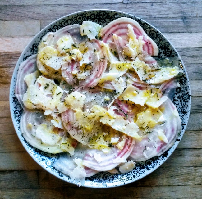 Rødbedecarpaccio med parmesan og timian